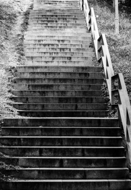 Siyah ve beyaz merdivenler