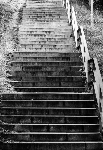 Treppen auf Schwarz-Weiß — Stockfoto