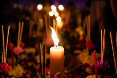 Loi Krathong ve yi Peng sırasında yüzdürürler ile masada mum