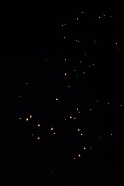 Loi Krathong ve yi Peng gece gökyüzünde kağıt fenerler yayımladı