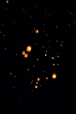 Loi Krathong ve yi Peng gece gökyüzünde kağıt fenerler yayımladı