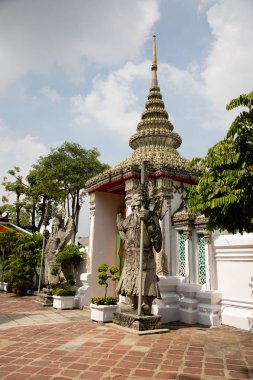 Bangkok Zümrüt Buda Tapınağı heykelleri ile bir girişin yan görünümü