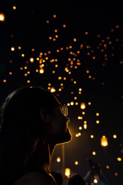 Güzel kadın silüi portre, Tayland arka planda bokeh olarak Loy Krathong kağıt fenerleri bakıyor
