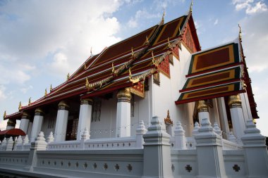 Mavi ve beyaz gökyüzü ile Bangkok Kraliyet Tapınağı çatısı yan görünümü