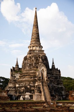 Arka plan olarak beyaz gökyüzü ile Tayland Ayutthaya harap tapınak tek Pagoda görünümü