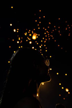 Güzel kadın silüi portre, Tayland arka planda bokeh olarak Loy Krathong kağıt fenerleri bakıyor