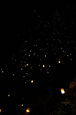 Loi Krathong ve yi Peng gece gökyüzünde kağıt fenerler yayımladı