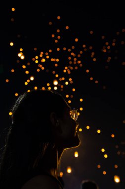 Güzel kadın silüi portre, Tayland arka planda bokeh olarak Loy Krathong kağıt fenerleri bakıyor