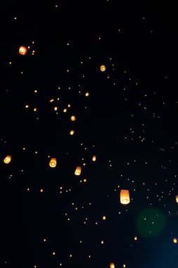 Loi Krathong ve yi Peng gece gökyüzünde kağıt fenerler yayımladı
