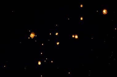 Loi Krathong ve yi Peng gece gökyüzünde kağıt fenerler yayımladı