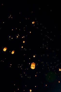 Loi Krathong ve yi Peng gece gökyüzünde kağıt fenerler yayımladı