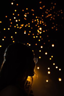 Güzel kadın silüi portre, Tayland arka planda bokeh olarak Loy Krathong kağıt fenerleri bakıyor