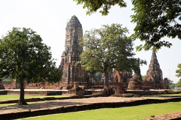 Vistas lejanas del templo de la ruina de Ayutthaya con la luz del sol y el género — Foto de Stock
