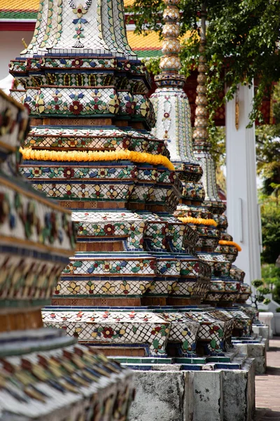 Nahaufnahme von drei Pagoden aus dem smaragdgrünen Buddha-Tempel in Bangkok — Stockfoto