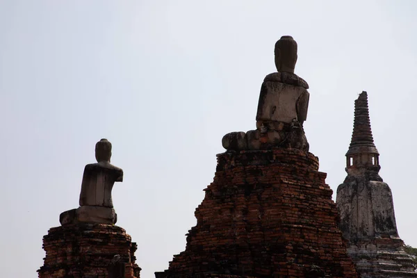 Utsikt över två pagoder med Buddha statyer på toppen av Ayutthaya förstört templet — Stockfoto