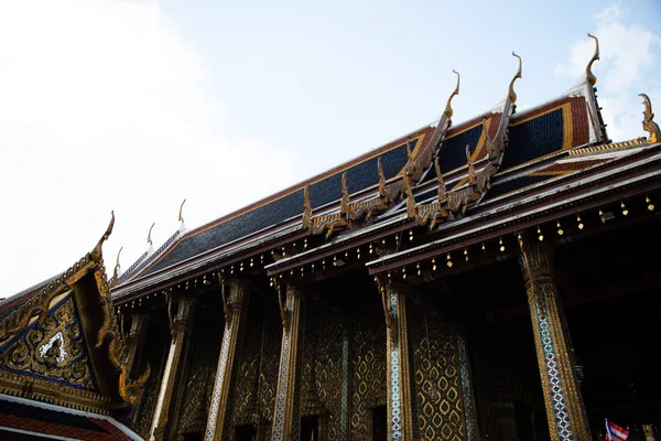 Seitenansicht des Daches und der Säulen des königlichen Tempels in Bangkok — Stockfoto