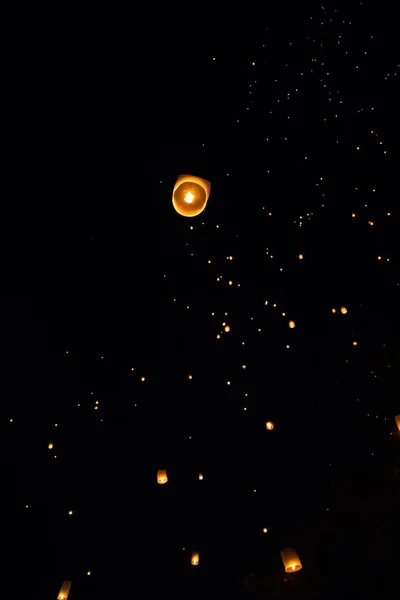 Loi Krathong e Yi Peng rilasciarono lanterne di carta sul cielo durante la notte — Foto Stock