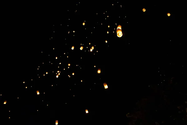 Loi Krathong e Yi Peng rilasciarono lanterne di carta sul cielo durante la notte — Foto Stock