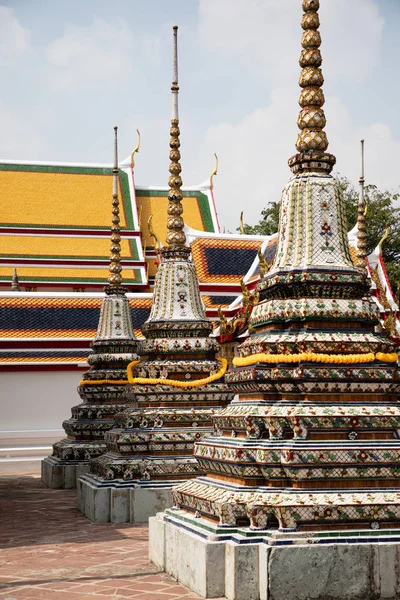 Blick auf drei Pagoden vom smaragdgrünen Buddha-Tempel in Bangkok — Stockfoto