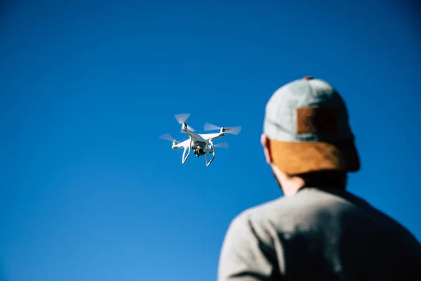 Uomo che gioca con il drone in campo aperto — Foto Stock