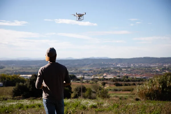 Uomo che gioca con il drone in campo aperto — Foto Stock