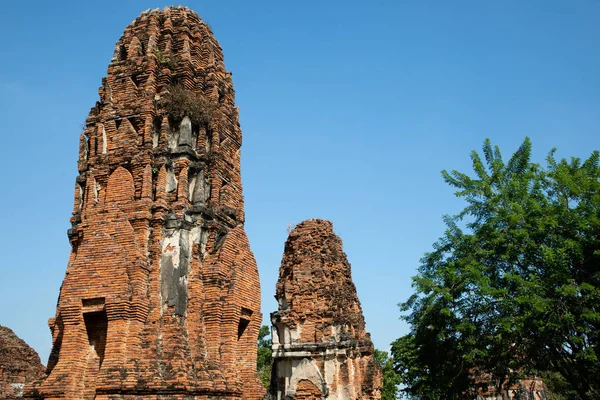 Vista desde una pagoda de las ruinas del templo de Ayutthaya en Tailandia con el cielo azul en el fondo — Foto de Stock