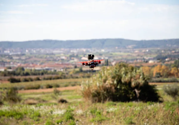 FPV corsa drone tenendo altitudine in aria — Foto Stock