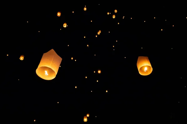 Loi Krathong and Yi Peng released paper lanterns on the sky during night — Stock Photo, Image