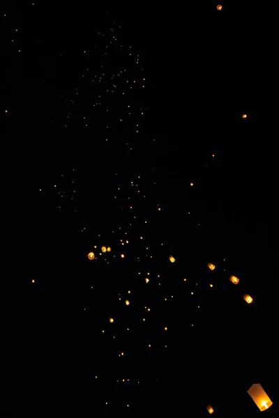 Loi Krathong ve yi Peng gece gökyüzünde kağıt fenerler yayımladı