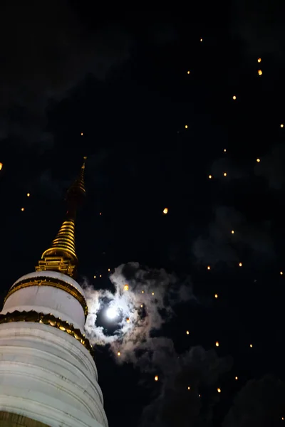 Loi Krathong e Yi Peng lançaram lanternas de papel no céu nublado e na lua e no templo — Fotografia de Stock