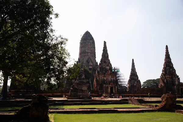 Vistas lejanas del templo de la ruina de Ayutthaya con la luz del sol y la hierba verde — Foto de Stock
