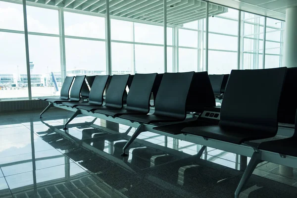 Blick auf leere Stühle am Flughafen — Stockfoto