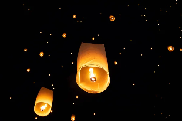 Loi Krathong y Yi Peng lanzaron linternas de papel en el cielo duri —  Fotos de Stock