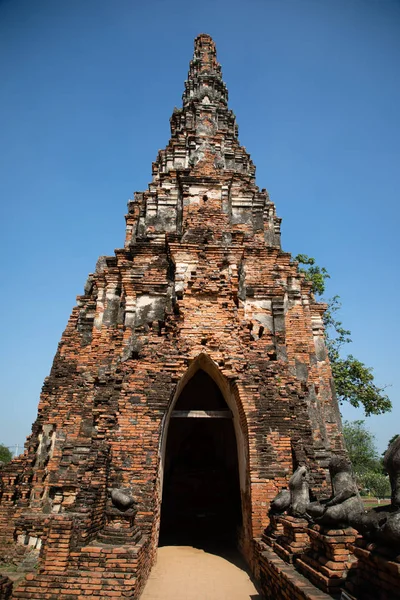 Vista desde una pagoda de las ruinas del templo de Ayutthaya en Tailandia con el cielo azul en el fondo — Foto de Stock