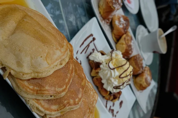 팬케이크 와 기타 아침 식사 과자 배경 — 스톡 사진