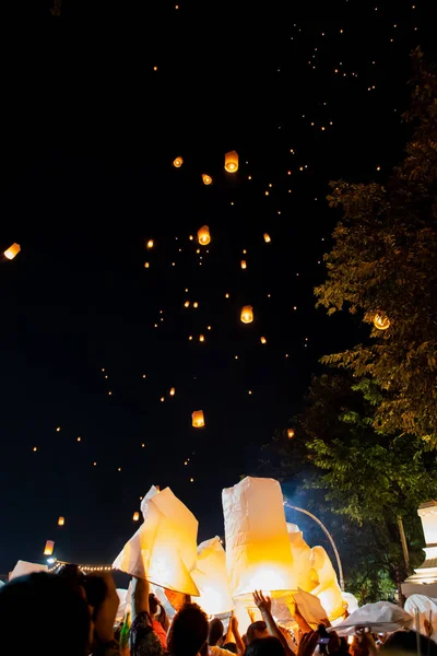 İnsanlar Loi Krathong ve yi Peng Festivali sırasında kağıt fenerler serbest