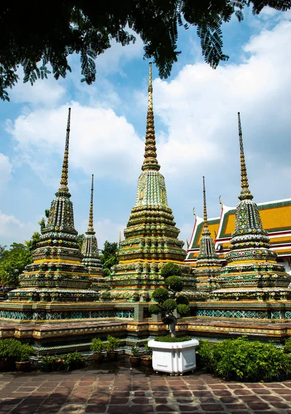 Blick auf drei Pagoden vom smaragdgrünen Buddha-Tempel in Bangkok — Stockfoto