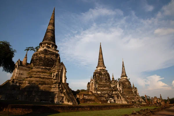 远望泰国大城寺,以蓝天为背景 — 图库照片