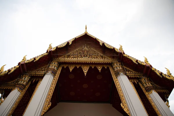 Blick vom Haupteingang zum Smaragd-Buddha-Tempel in Bangkok — Stockfoto