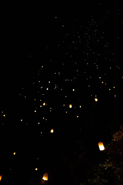 Loi Krathong ve yi Peng gece gökyüzünde kağıt fenerler yayımladı