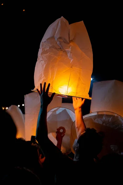 Bilinemez adam Chian Mai Loi Krathong ve yi Peng Festivali sırasında kağıt fener serbest