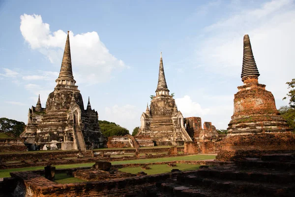 Avlägsen utsikt över Ayutthaya förstörda templet i Thailand med — Stockfoto