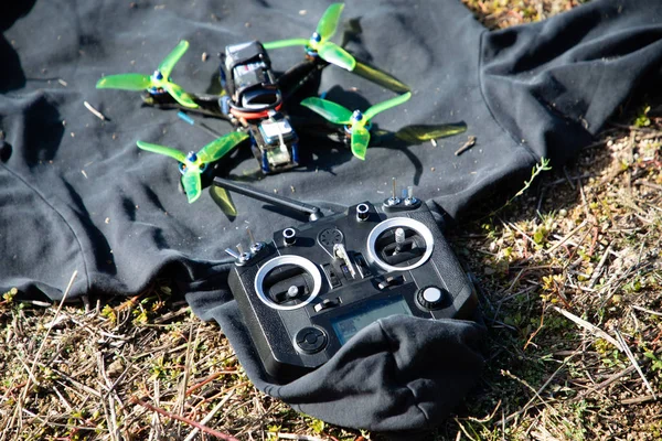 FPV Racing drone e trasmettitore nero — Foto Stock