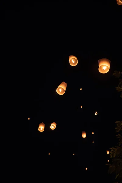 Loi krathong und yi peng ließen nachts Papierlaternen am Himmel aufsteigen — Stockfoto