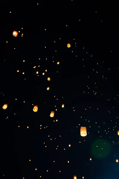 Loi Krathong ve yi Peng gece gökyüzünde kağıt fenerler yayımladı
