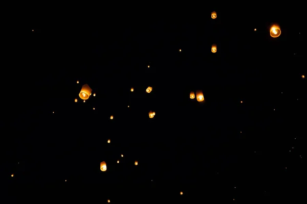 Loi Krathong y Yi Peng lanzaron linternas de papel en el cielo durante la noche —  Fotos de Stock