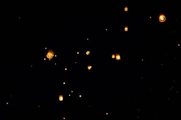 Loi Krathong ve yi Peng gece gökyüzünde kağıt fenerler yayımladı