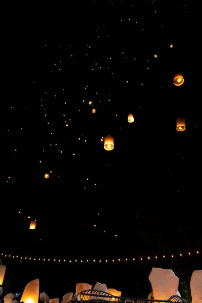 İnsanlar Loi Krathong ve yi Peng Festivali sırasında kağıt fenerler serbest