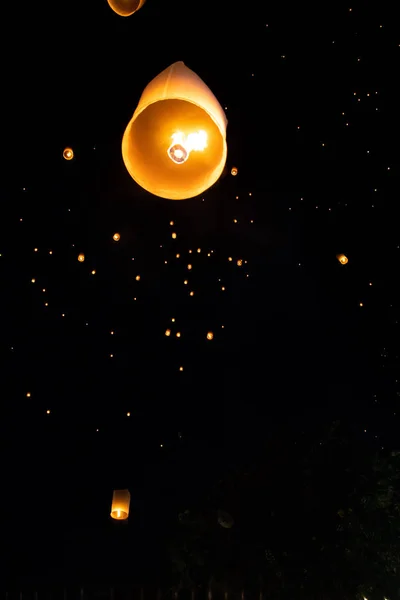 Loi Krathong e Yi Peng rilasciarono lanterne di carta sul cielo durante la notte — Foto Stock