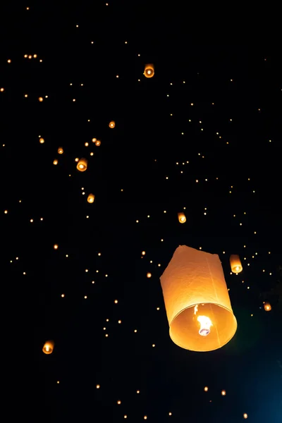 Loi Krathong och Yi peng släppte papperslyktor på himlen under natten — Stockfoto